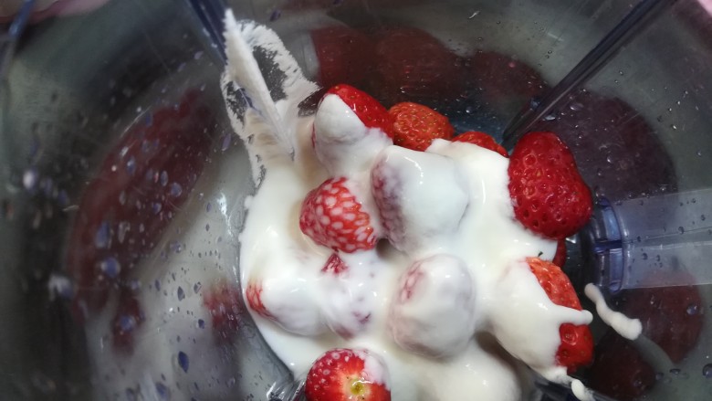 草莓布丁,加入酸奶和细砂糖。