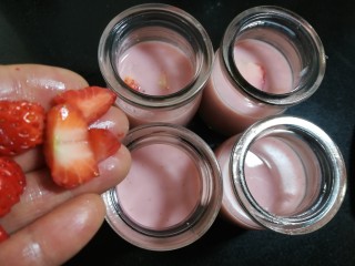 草莓布丁,加入切碎的草莓果粒，配方量做了4瓶。