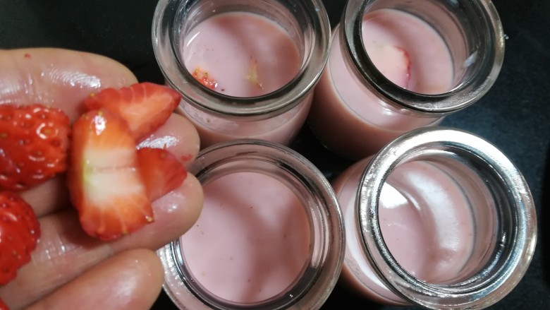 草莓布丁,加入切碎的草莓果粒，配方量做了4瓶。