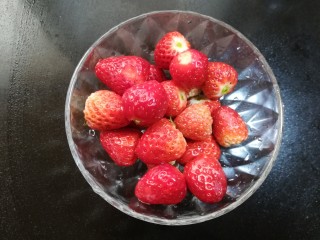 草莓布丁,一部分打汁用，留一小部分作装饰用。