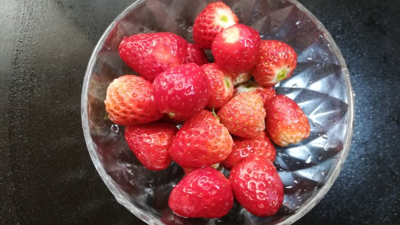 草莓布丁,一部分打汁用，留一小部分作装饰用。