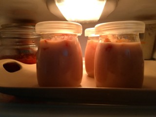 草莓布丁,盖上盖子，放入冰箱冷藏室，大约两小时左右，时间看装的容器大小。