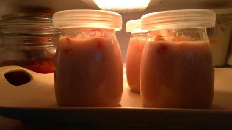 草莓布丁,盖上盖子，放入冰箱冷藏室，大约两小时左右，时间看装的容器大小。