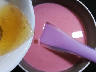 草莓布丁,倒入微温的草莓酸奶液中。