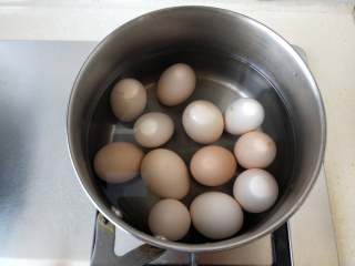 立夏要吃茶叶蛋,2、鸡蛋洗净放锅里加适量冷水，开中火，烧开后关小火，煮5分钟后关火闷一会儿。鸡蛋一定要冷水下锅，这样蛋壳不会爆开，煮的时间也不易太长，蛋黄中的亚铁离子会与硫离子产生化学反应，从而妨碍人体对铁的吸收。