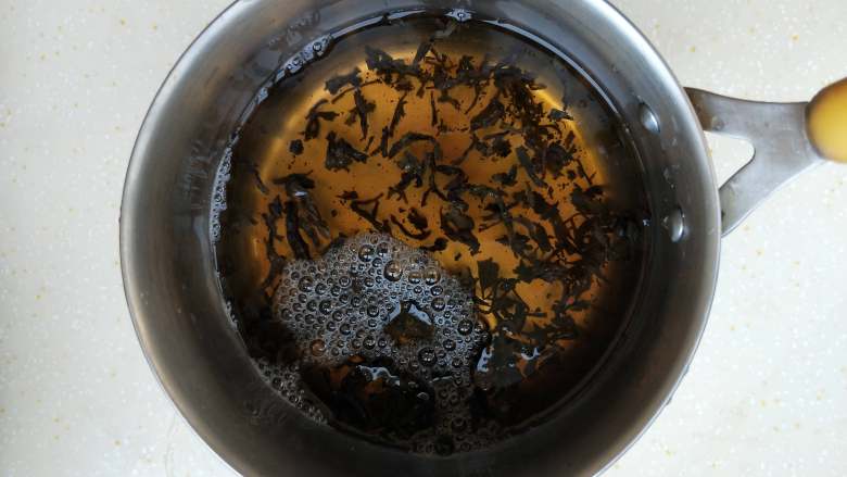 立夏要吃茶叶蛋,4、茶叶水倒入锅中