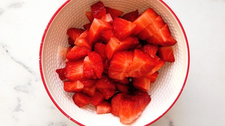 草莓马芬蛋糕,草莓洗干净，摘掉叶子，切小块