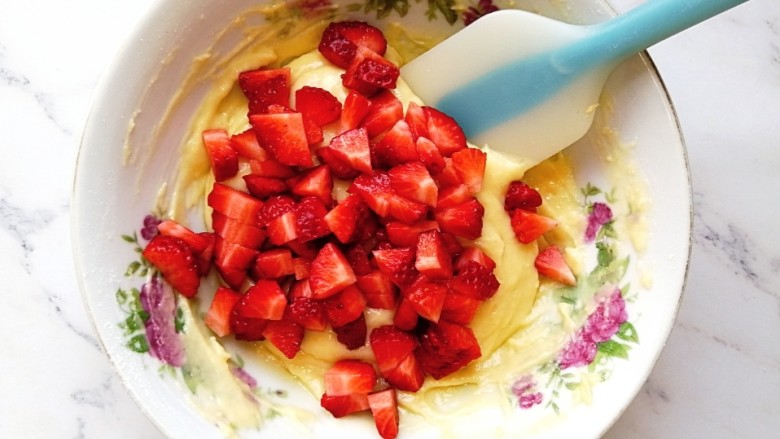 草莓马芬蛋糕,倒入切小块的草莓