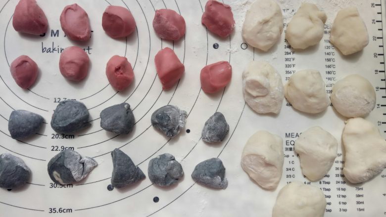 豹纹吐司,每种颜色的面团分成10份，盖保鲜膜松弛20分钟（面团可以随意分成不同重量的10份）。
