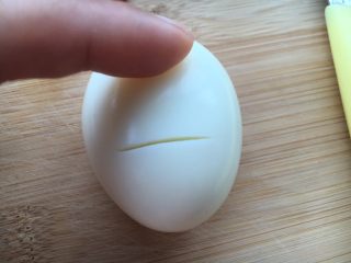 萌鼠鸡蛋,在鸡蛋细的一端用刀割一刀