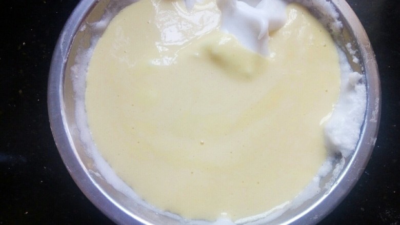 香葱肉松蛋糕,拌好的蛋黄糊，倒回剩余的2/3蛋白霜中拌匀。