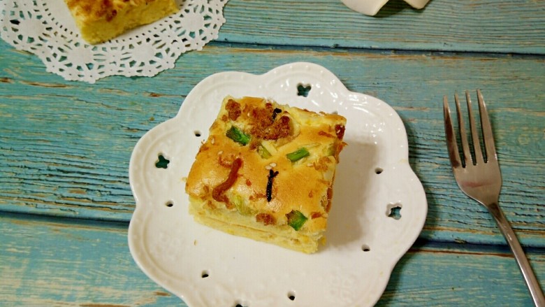 香葱肉松蛋糕,切成小方块即可食用。