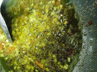 香辣牛蛙,将花椒放入锅中，炝炒一下、接着放入姜末、煸炒出香味