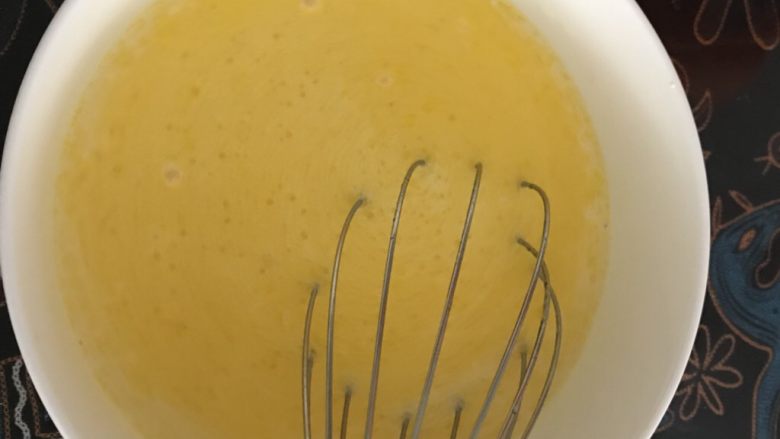 芒果千层,加入隔水融化的黄油搅拌均匀