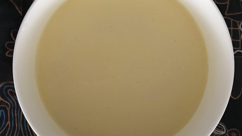 芒果千层,步骤3液体倒入面粉中并搅拌均匀过筛