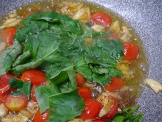 西西里鯷魚番茄義大利麵,待鯷魚炒化後加入羅勒葉子or九層塔，拌炒0.5~1分鐘，中小火。 此時，麵應已煮好。