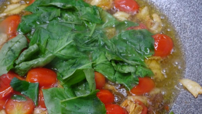 西西里鯷魚番茄義大利麵,待鯷魚炒化後加入羅勒葉子or九層塔，拌炒0.5~1分鐘，中小火。 此時，麵應已煮好。