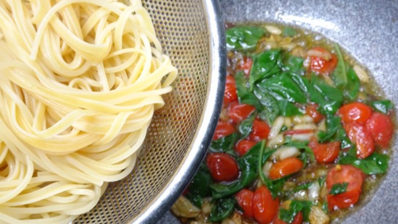 西西里鯷魚番茄義大利麵,將已煮好的義大利麵加入炒鍋中，熄火。不斷翻動和攪拌，讓醬汁能充分包裹著麵條。