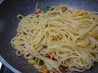 西西里鯷魚番茄義大利麵,因為鯷魚有鹹味，之前在煮義大利麵時也有放鹽，所以這次我只放少許的黑胡椒調味。若覺的不夠鹹可自行在加鹽巴。