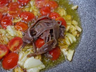 西西里鯷魚番茄義大利麵,待番茄炒軟後，將鯷魚下鍋拌炒，約1分鐘，中小火。