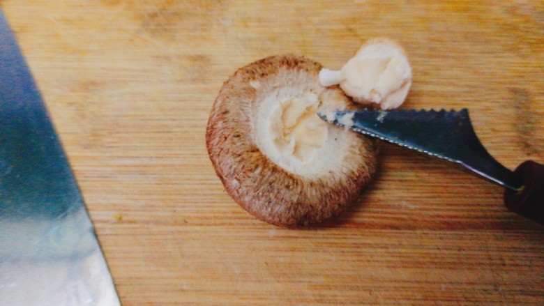 菌类料理+香菇蒸鹌鹑蛋,将香菇去头部，