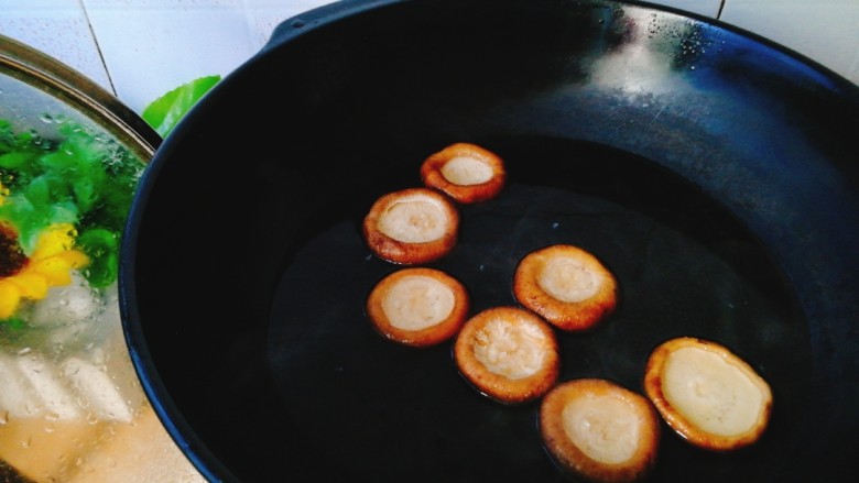 菌类料理+香菇蒸鹌鹑蛋,烧开后关火 ，放入香菇烫一下