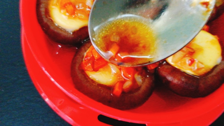 菌类料理+香菇蒸鹌鹑蛋,用勺子一个个均匀的淋在鹌鹑蛋上