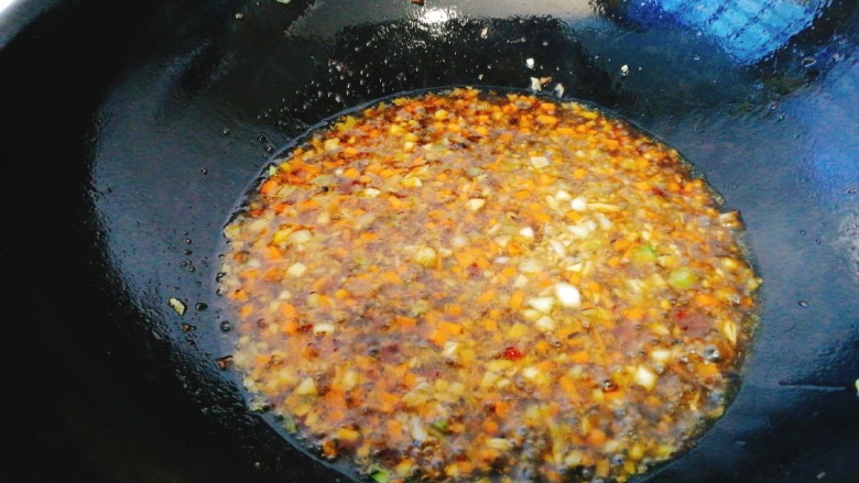 菌类料理+香菇蒸鹌鹑蛋,倒入调好的淋汁，小火煮开即可
