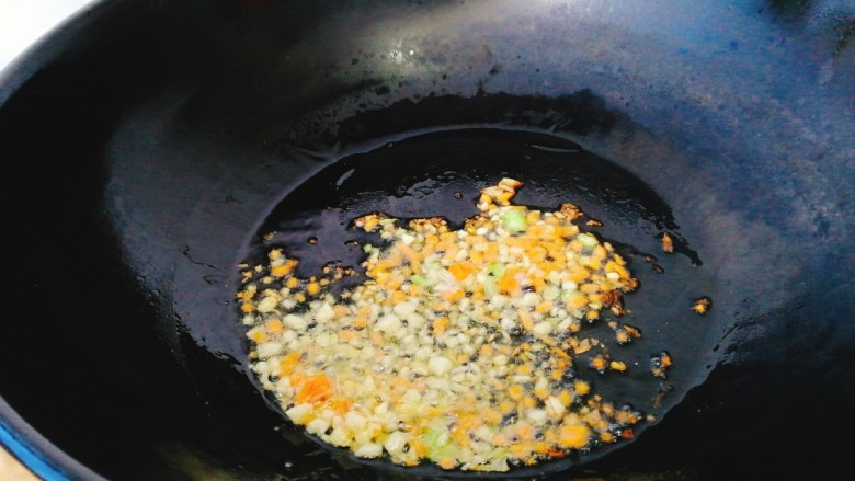 菌类料理+香菇蒸鹌鹑蛋,将胡萝卜末，葱 姜  蒜末爆香