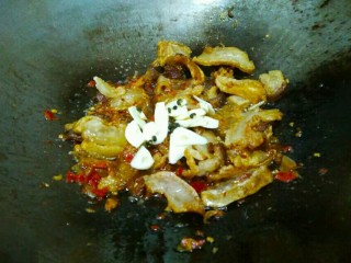 青椒炒坛子肉,放大蒜片和青花椒