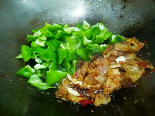 青椒炒坛子肉,将坛子肉刨到一边，放青椒。