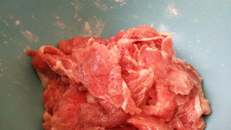 水煮牛肉,切好的牛肉要少放少许淀粉抓匀了和少许料酒