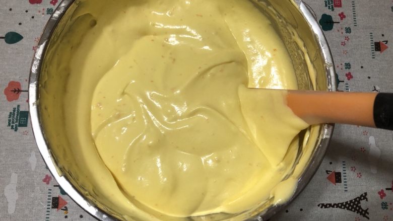 香橙戚风蛋糕,取1/3蛋白霜到蛋黄糊里，翻拌均匀，最后将蛋黄糊倒入剩下的蛋白霜内，翻拌均匀。