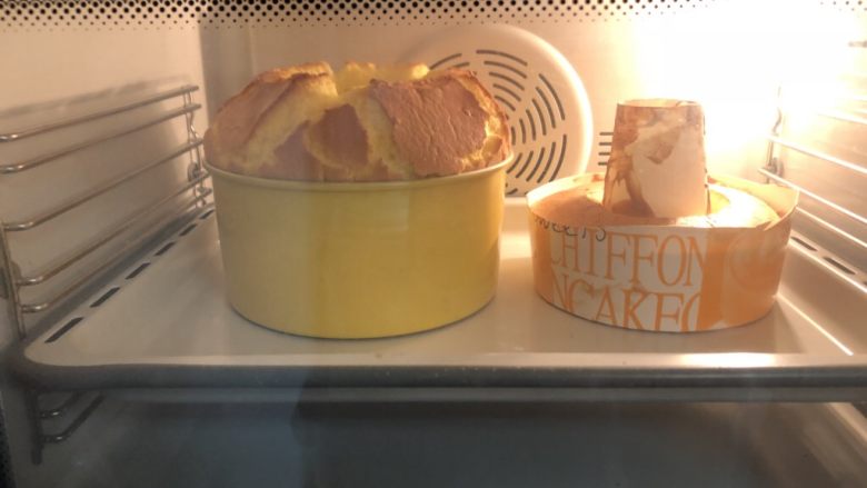 香橙戚风蛋糕,烤箱170度，中下层烤35分钟。