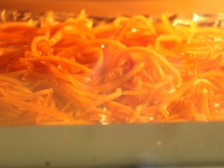 橙皮小零食,把大部分水分烤干即可；这一步也可以省略掉，但是烤过之后，更有嚼劲，糖也不容易化掉；