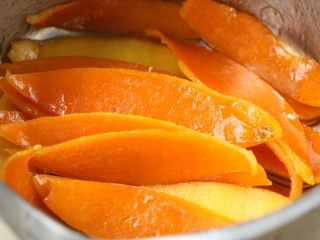 橙皮小零食,煮到开始出现大的泡泡时，注意不断的翻动，直到收干水分即可；