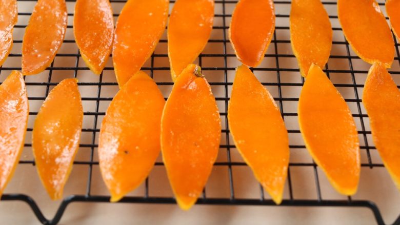 橙皮小零食,出锅后放烤架上凉凉