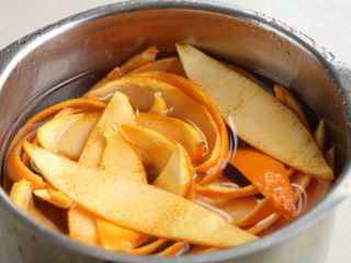 橙皮小零食,2、放入锅里，加适量的盐进去，煮1-2分钟后