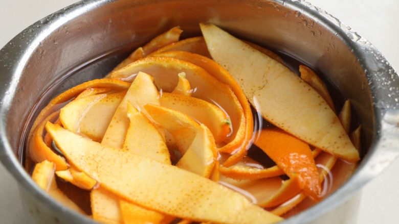 橙皮小零食,2、放入锅里，加适量的盐进去，煮1-2分钟后
