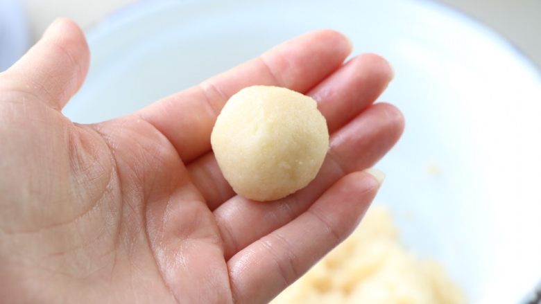 土豆素丸子,取15可土豆泥，轻轻搓成圆形；