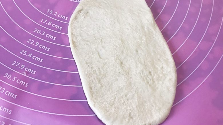 火腿芝士肉松面包,取一个剂子擀成长椭圆形
