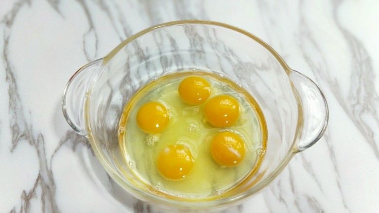 零添加脆皮鸡蛋卷#华夫饼机器版#,首先将鸡蛋用冷水冲洗干净，之后再敲碗里。