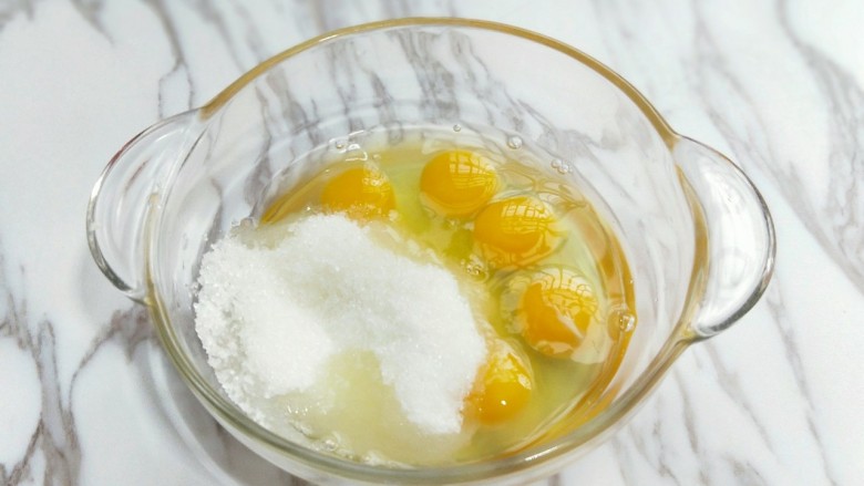 零添加脆皮鸡蛋卷#华夫饼机器版#,再加入白砂糖，用手动打蛋器，打至均匀使白砂糖融化。(糖的量可以根据个人喜欢增减)