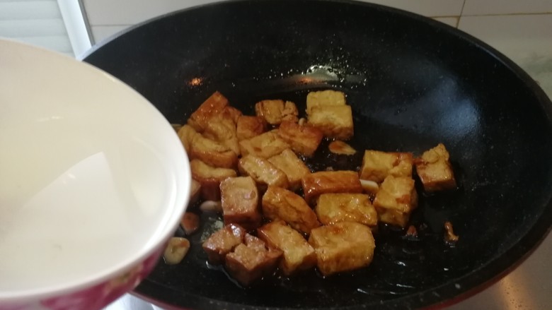 耗油香菇炸豆腐,加半碗开水
