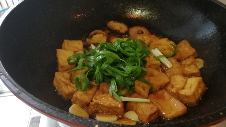 耗油香菇炸豆腐,加葱丝收汤出锅