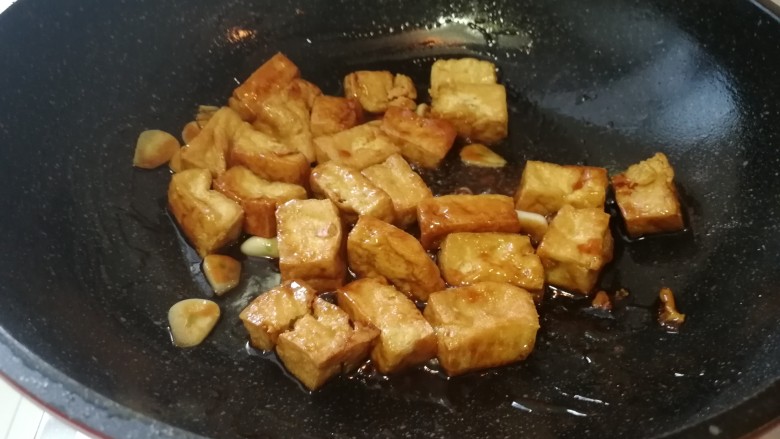 耗油香菇炸豆腐,加入豆腐泡翻炒