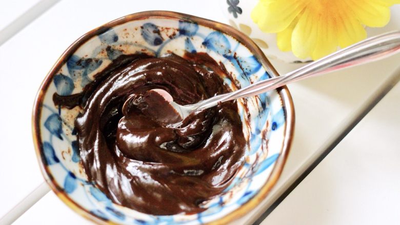 巧克力甜甜圈（花生油版）,把黑巧克力隔水融化后、加入少许牛奶搅拌均匀