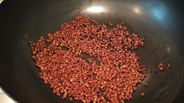 自制花椒粉,干锅炒制，什么都不用放，小火慢慢炒变色，炒的酥脆出锅放凉。