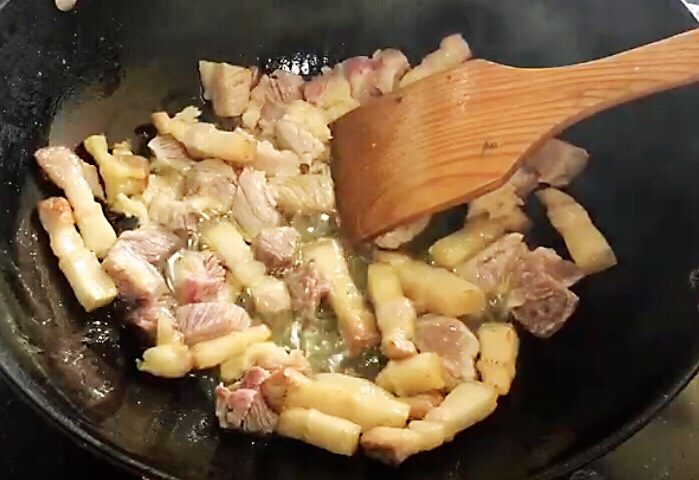 五花肉油焖笋,猪肉切小，炒香，放点姜