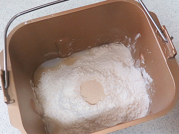 “冰封”【溏心维也纳面包】,把面团材料按照先液体后固体的倒入面包机中